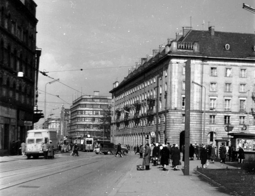 Ul. Świdnicka - w tle Powszechny Dom Towarowy "Renoma"....