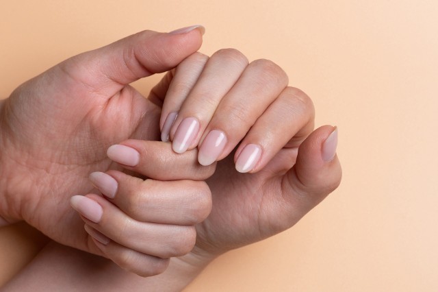Lipgloss nails to jeden z najpopularniejszych manicure’ów.