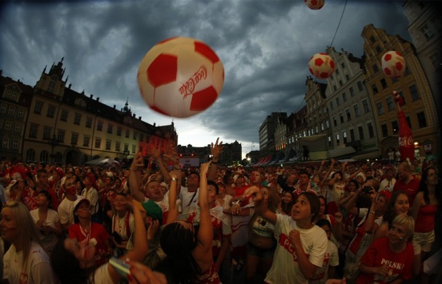 Strefa kibica na wrocławskim Rynku podczas Euro 2012 organizowanego w Polsce