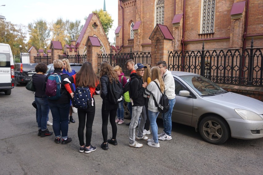 Uczniowie przy kościele Wniebowzięcia NMP w Irkucku