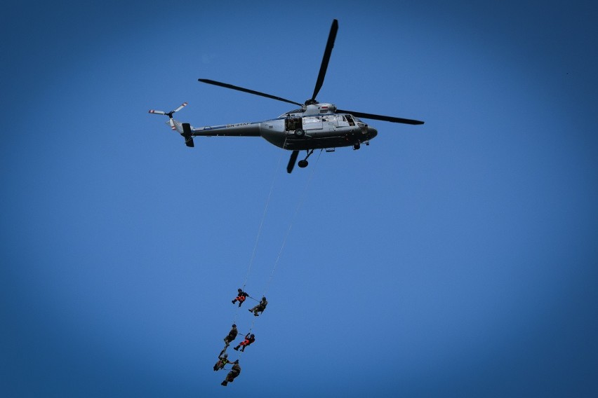 Strażacy, policjanci i żołnierze z Polski oraz USA szkolili się nad Jeziorem Solińskim z ratownictwa wodnego [ZDJĘCIA]