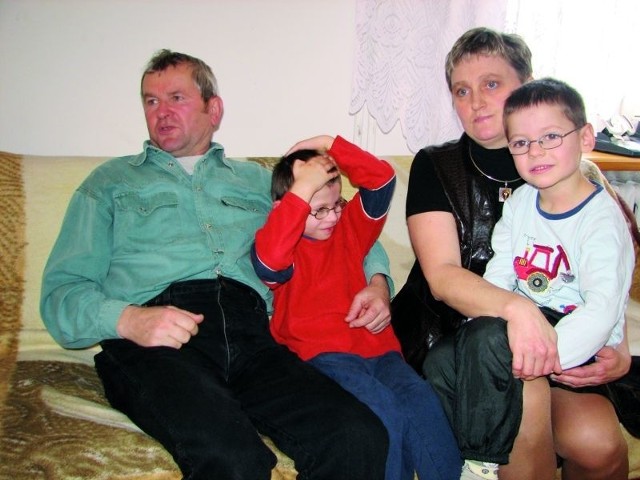 Nadmierny hałas uniemożliwia Grzesiowi (z lewej) normalny rozwój &#8211; cytuje opinię specjalistów tata chłopca Marian Gołaszewski