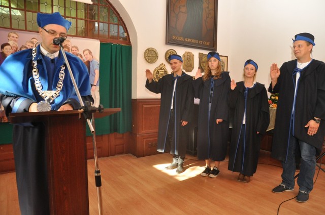 Immatrykulacji studentów Marcina Rusinka, Izabeli Szamockiej, Emilii Gardziel i Krzysztofa Szymańskiego dokonał doktor Bartłomiej Stopczyński, dziekan wydziału SAN w Szczecinku