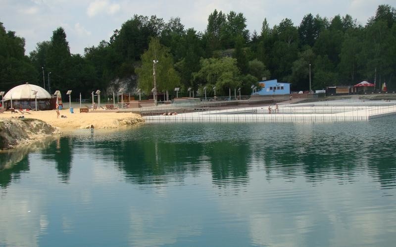 Trzebinia. Nad Balatonem po przebudowie sezon oficjalnie rusza w sobotę, ale wielu już tutaj plażuje. Zobacz co i za ile oferuje [ZDJĘCIA]