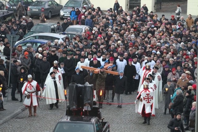 Deszczowa pogoda nie odstraszyła wiernych. W miejskiej drodze krzyżowej uczestniczyło około tysiąca mieszkańców Kielc.