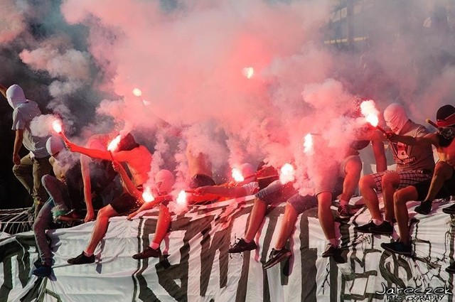 Kibice Łódzkiego Klubu Sportowego dwoma widowiskowymi oprawami pożegnali stary stadion przy al. Unii Lubelskiej. W związku z karą za odpalenie pirotechniki zagrają na nim jeszcze trzy mecze.