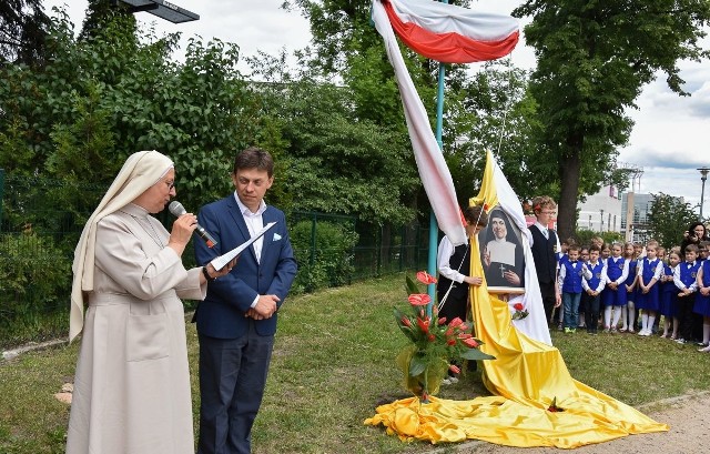 Inicjatorami upamiętnienia działalności świętej są siostry ze Szkoły Podstawowej Zgromadzenia Sióstr Misjonarek św. Rodziny im. Bł. B. Lament.