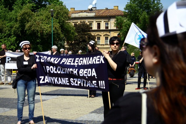 Pielęgniarki z naszego województwa wyszły na ulice Lublina z transparentami i ulotkami