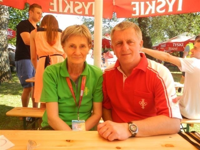 Krzysztof Marszalik i Halina Aszkiełowicz-Wojno, brązowa medalista olimpijska w siatkówce z Meksyku z 1968 roku podczas Pikniku Olimpijskiego w Warszawie.