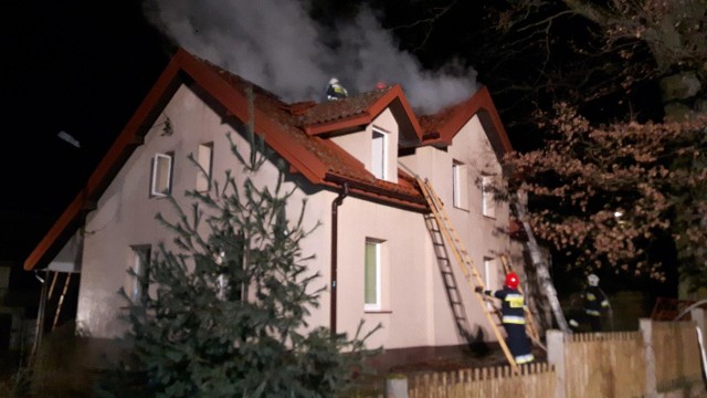 Prawdopodobnie w wyniku nieszczelności przewodu kominowego doszło do pożaru poddasza w domu jednorodzinnym w miejscowości Zawady Oleckie w gminie Kowale Oleckie.