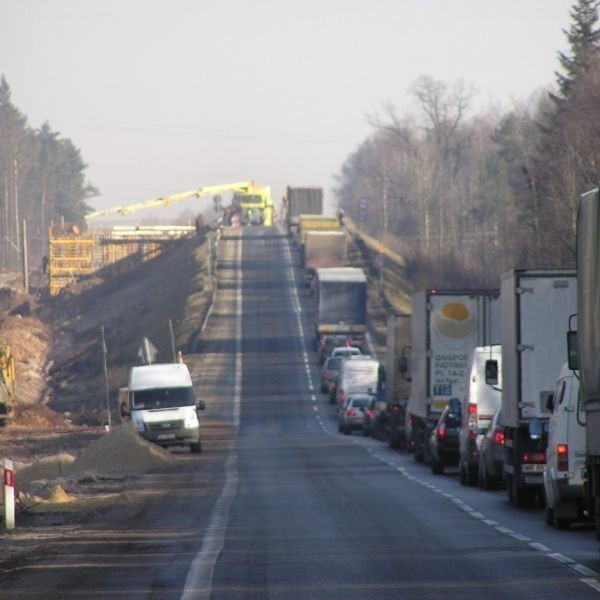 Kierowcy jadący trasą E7 Kielce - Skarżysko muszą liczyć się z ogromnymi korkami.