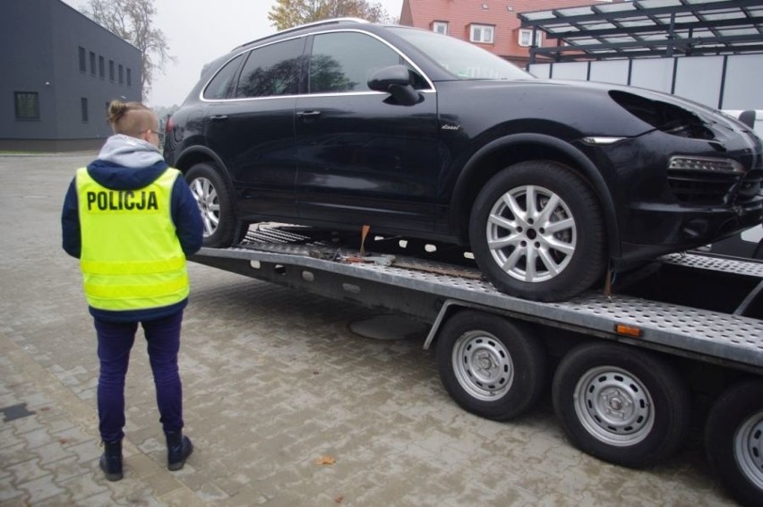 Wałcz: Pijany wiózł na lawecie kradzione auto i chciał przekupić policjantów