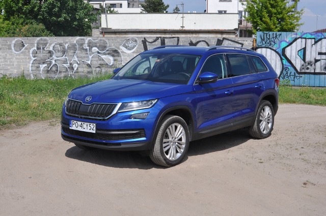 Skoda Kodiaq 2.0 TSI DSG 4x4180 KM i 320 Nm momentu obrotowego dostępnego już od 1400 obr/min sprawnie napędza to ważące ponad 1700 kg auto. Według danych producenta, sprint do setki zajmuje niecałe 8 sekund. W praktyce, zarówno w jeździe miejskiej, jak i w trasie, nie brakuje mocy - przynajmniej w zakresie prędkości dopuszczalnych w Polsce.Fot. Jakub Mielniczak