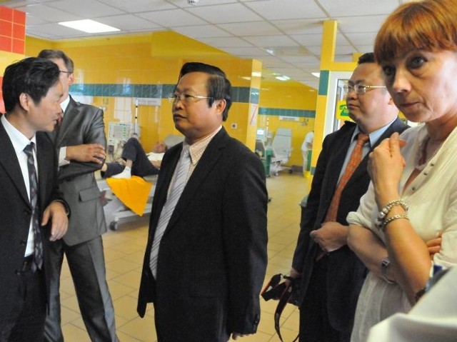 Delegacja przedstawicieli chińskiej prowincji Hainan, współpracującej z woj. lubuskim, w trakcie zwiedzania sali dializ w zielonogórskim szpitalu. Towarzyszyła im Ewa Sabat, zastępca dyrektora lecznicy. W środku wicegubernator Lin Fanglue.