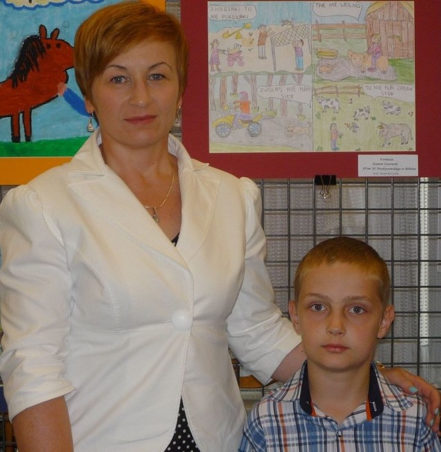 Szymon Ożarowski z dyrektorką szkoły w Bebelnie Izabelą Ostrowską.