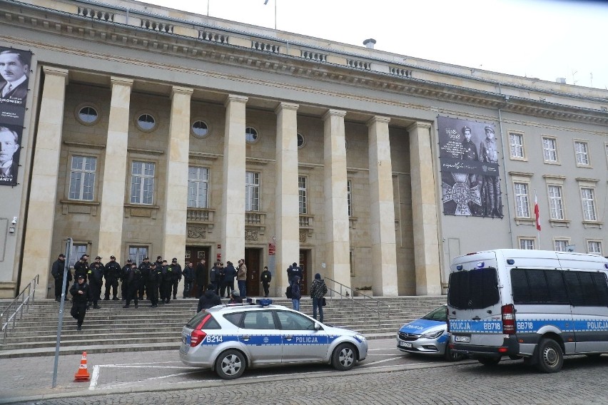 Wrocław: Alarm bombowy w urzędzie wojewódzkim. Ewakuacja