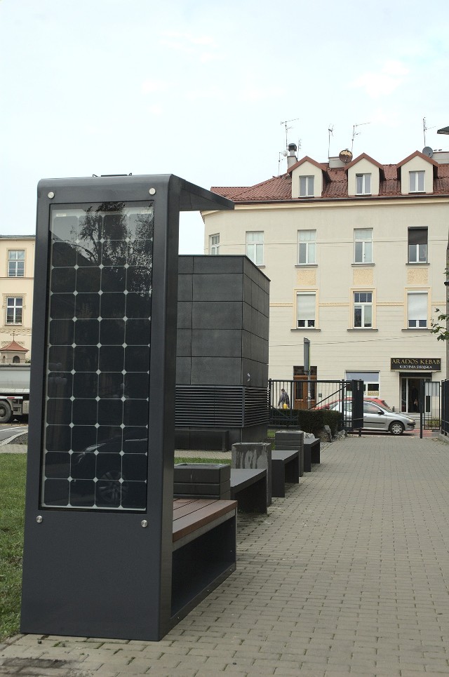 Studenci Akademii Górniczo-Hutniczej w Krakowie zaprojektowali i zbudowali ławkę fotowoltaiczną. To pierwsza taka ławka na kampusie tej uczelni