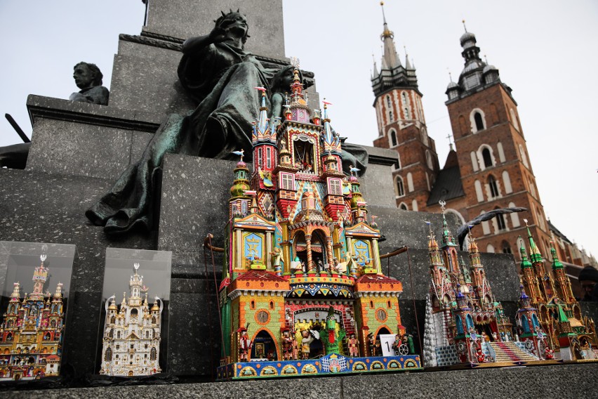 Szopkarze ustawili swoje dzieła pod pomnikiem Mickiewicza na...