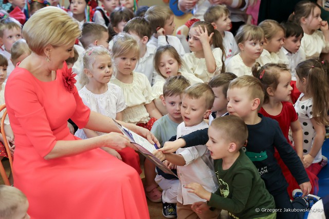 Agata Kornhauser–Duda, małżonka prezydenta RP odwiedziła Przedszkole Samorządowe w Tenczynku w gminie Krzeszowice