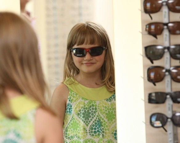 Mała Natalia przymierza okulary przeciwsłoneczne