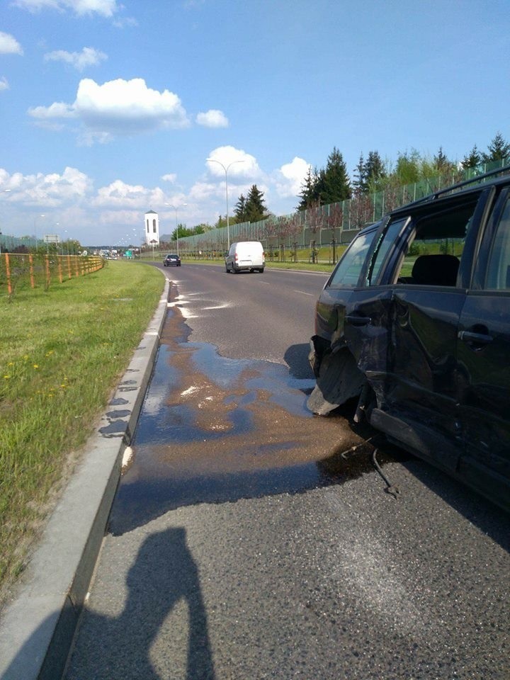 W tym drogowym zdarzeniu uczestniczyły volkwagen i toyota.