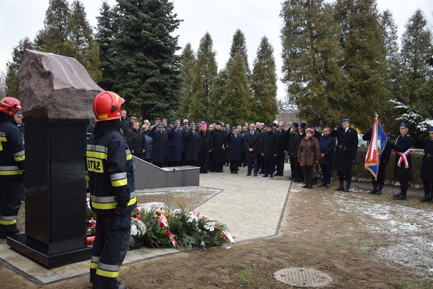 Przy komendzie PSP odsłonięto obelisk upamiętniający...