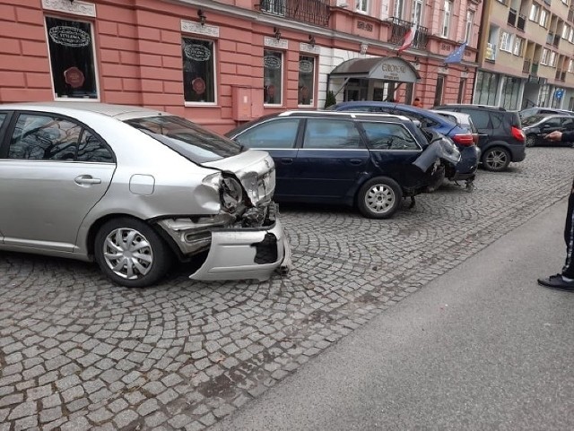 Tak wyglądały staranowane przez 36-latka pojazdy przy ulicy Słowackiego w Radomiu.