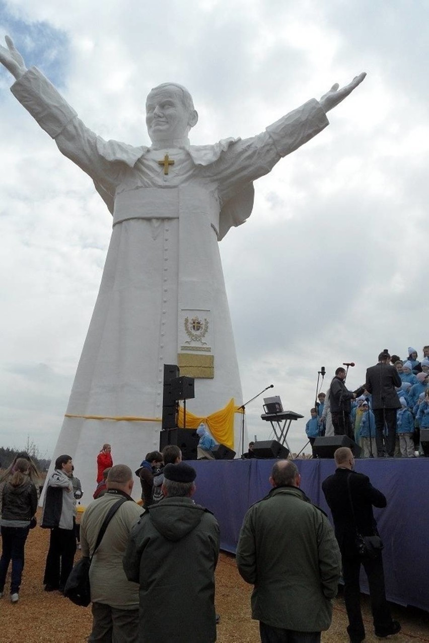 Pomnik Jana Pawła II w Parku Miniatur Sakralnych....