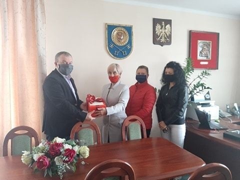 Beata Malara, Agnieszka Banaś i Sylwia Jakubowska wręczyły maseczki burmistrzowi Skalbmierza Markowi Juszczykowi.