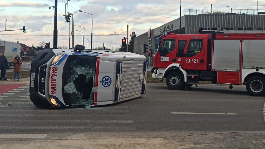 Osobówka zderzyła się z karetką na rondzie pod zamkiem w Lublinie. Zobacz zdjęcia i wideo