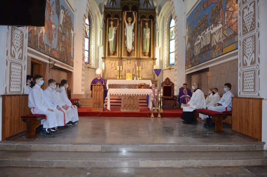 Biskup Marian Florczyk odprawił mszę świętą w Masłowie, upamiętniającą Jana Pawła II. Była też Droga Krzyżowa [ZDJĘCIA]