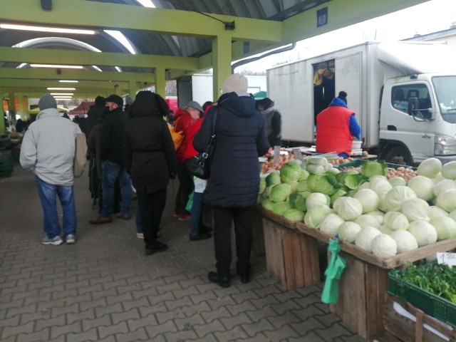 Tłoczno było w sobotnie przedpołudnie na targowisku Górniak w Łodzi. Wielu klientów kupowało owoce i warzywa, część chciała sprawdzić, czy po obniżce podatku VAT, spadły ceny tych produktów.Sprzedawcy z Górniaka deklarują, że ceny owoców i warzyw nie spadły od lutego, ale podkreślają, że nie stosowali takich zabiegów, jak niektóre sieci sklepów.Czytaj dalej >>>>>