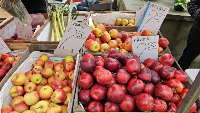 Sprawdziliśmy ceny popularnych warzyw i owoców na targowisku w Końskich - sprawdź na kolejnych slajdach. Pojawiły się już także bazie>>>
