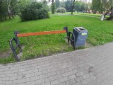 Rozkręcili, okradli i zdewastowali plac zabaw w Parku Hallera w Dąbrowie Górniczej 
