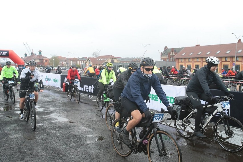 Ponad 300 rowerzystów wyruszyło ze Szczecina w rajdzie Polish Bike Tour [ZDJĘCIA]