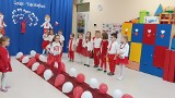 Ostrołęka. Przedszkole Miejskie nr 18. Patriotyczny pokaz mody odbył się 17.11.2022. Zdjęcia
