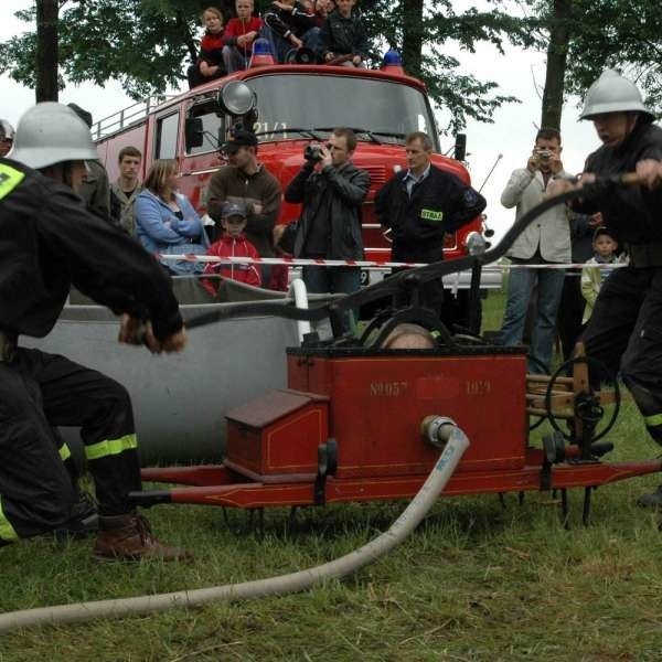 Strażacy z Główczyc zdobyli pierwsze miejsce dzięki sikawce ręcznej pożyczonej z Klekotnej, a wyremontowanej w Szemrowicach.