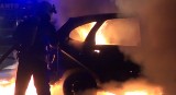 Nocne pożary w gminie Czernica. Spłonęły samochody i bele słomy. Policja szuka podpalacza