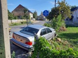 BMW wylądowało na płocie w Tarnowie Opolskim. Policja zatrzymała kierowcę