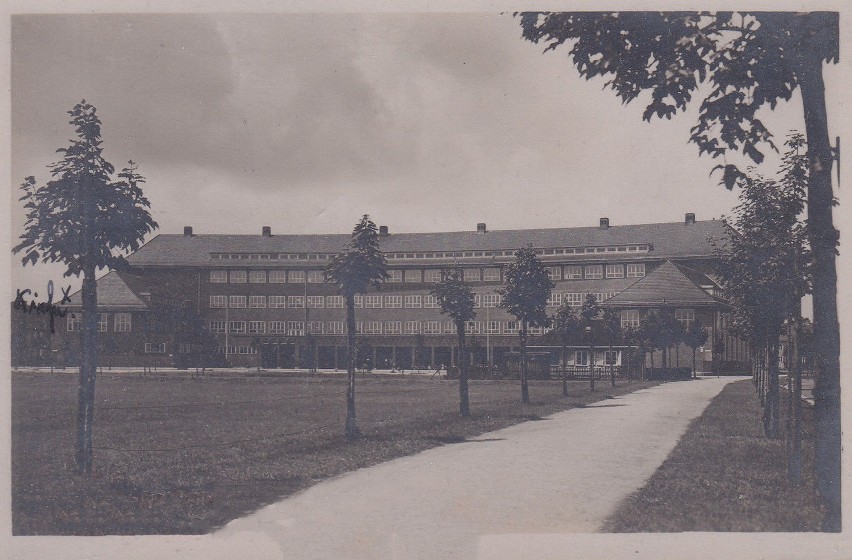 Szkoła leży w sercu Sępolna. Tu - pod koniec lat 30.