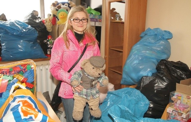Dominika Szyszkowska z Kielc przyniosła sporo swoich zabawek z dzieciństwa, do których ma duży sentyment. &#8211; Najwyższy czas żeby trafiły do dzieci &#8211; mówi.