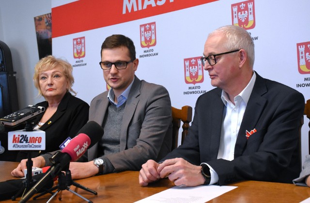 Wojewoda Michał Sztybel (w środku) podkreślił podczas konferencji prasowej w inowrocławskim ratuszu, że zamierza wszystkie samorządy traktować uczciwie i transparentnie