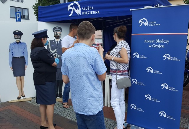 Stoisko Aresztu Śledczego podczas pikniku cieszyło się zainteresowaniem uczestników.