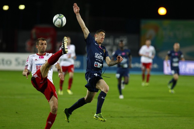 Jakub Bąk (z prawej) został wypożyczony do pierwszej ligi.