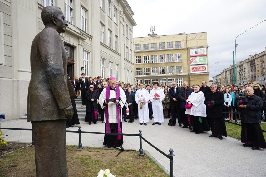 Pomnik ks. Piotrowskiego w końcu stanął przy szkole przy ul....