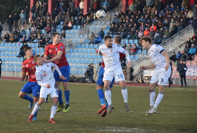 Piłkarze Wisły Sandomierz przegrali w meczu 1/8 finału Pucharu Polski na szczeblu centralnym z Odrą Opole 0:1. Bramkę na wagę zwycięstwa dla pierwszoligowca zdobył Szymon Skrzypczak w 15 minucie. Wisła pożegnała się więc z rozgrywkami. Mimo porażki, zdaniem kapitana Jarosława Piątkowskiego, zespół z Sandomierza mógł schodzić z placu gry z poniesionym czołem. Szkoleniowiec zespołu, Dariusz Pietrasiak, podziękował swoim zawodnikom za postawę. Przypomnijmy, w poprzednich rundach Wisła Sandomierz pokonała Koronę Kielce i Podbeskidzie Bielsko-Biała. Zobaczcie naszą galerię zdjęć ze środowego pojedynku! >>> KLIKNIJ NA ZDJĘCIE, ABY PRZEJŚĆ DALEJ > KLIKNIJ NA ZDJĘCIE, ABY PRZEJŚĆ DALEJ 