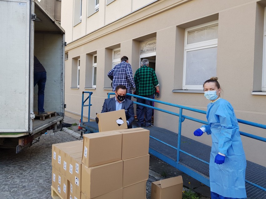 Krakowianie pomagają: Cenne środki dezynfekcyjne dla Szpitala Żeromskiego w Krakowie od firmy Dragon i miejscowej Izby Przemysłowo-Handlowej