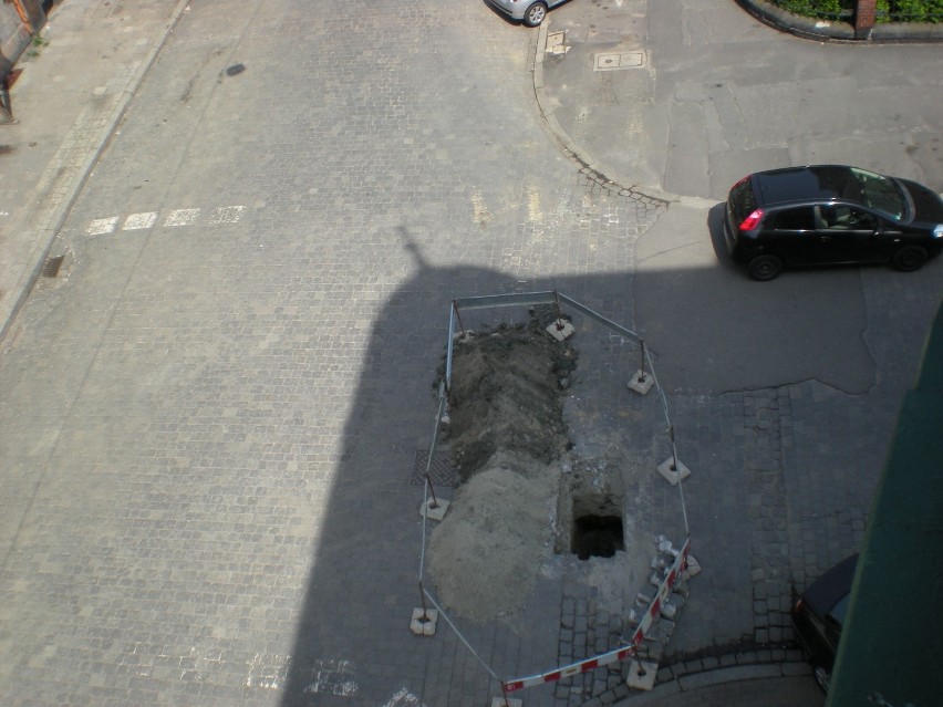 Wrocław: Wykop blokuje skrzyżowanie. Czyja to dziura? (LIST, ZDJĘCIA)