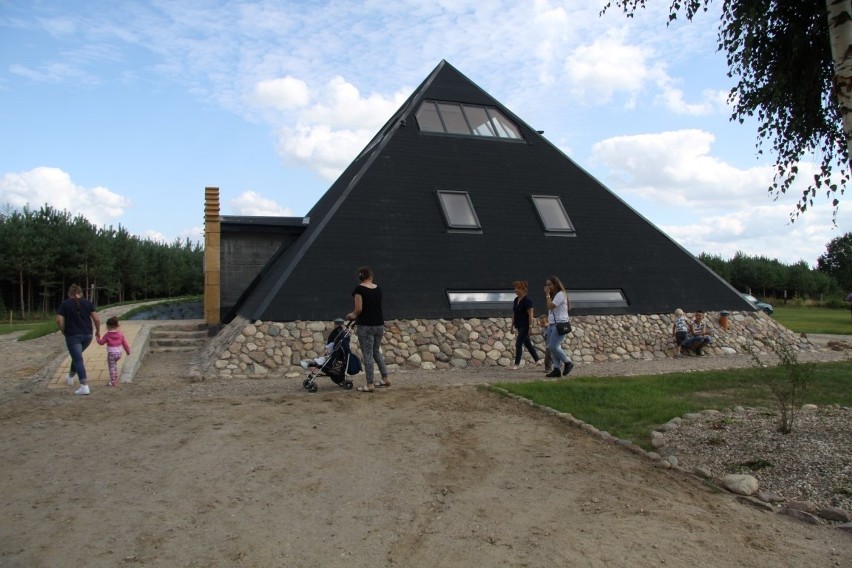 Nad Jeziorem Krosnowskim stanęła piramida Cheopsa, która ma leczyć ludzi [ZDJĘCIA]