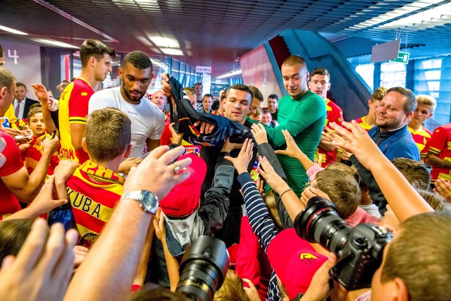 W sobotę na Stadionie Miejskim w Białymstoku odbył się Dzień Sportu na Stadionie. Główną atrakcją wydarzenia było spotkanie piłkarzy Jagiellonii Białystok z kibicami przed nowym sezonem 2018/19. Ponadto zaprezentowano również stroje meczowe, w jakich Żółto-Czerwoni będą występować w najbliższych rozgrywkach. Zgarnij bilet na pierwszy mecz Jagiellonii w sezonie!